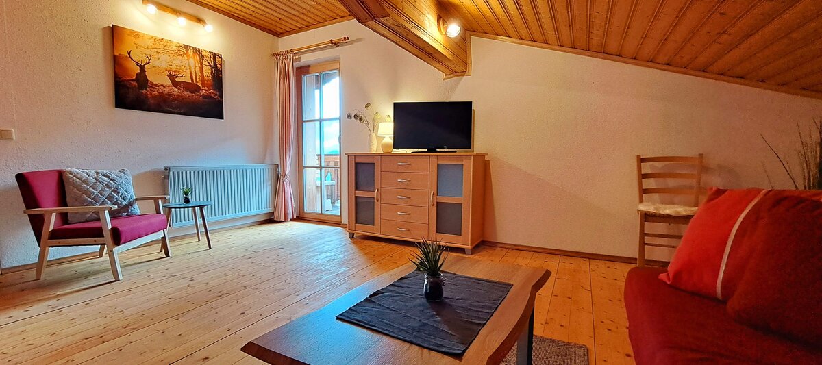 Wohnzimmer mit blick auf Fernseher