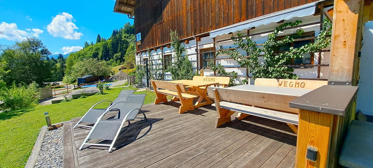 Sonnenterrasse mit Blick auf großen Garten