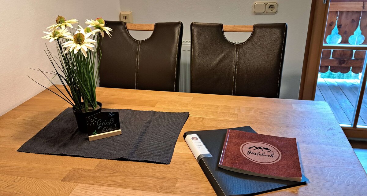 Apartment Wegmo Tischgedeck Essbereich