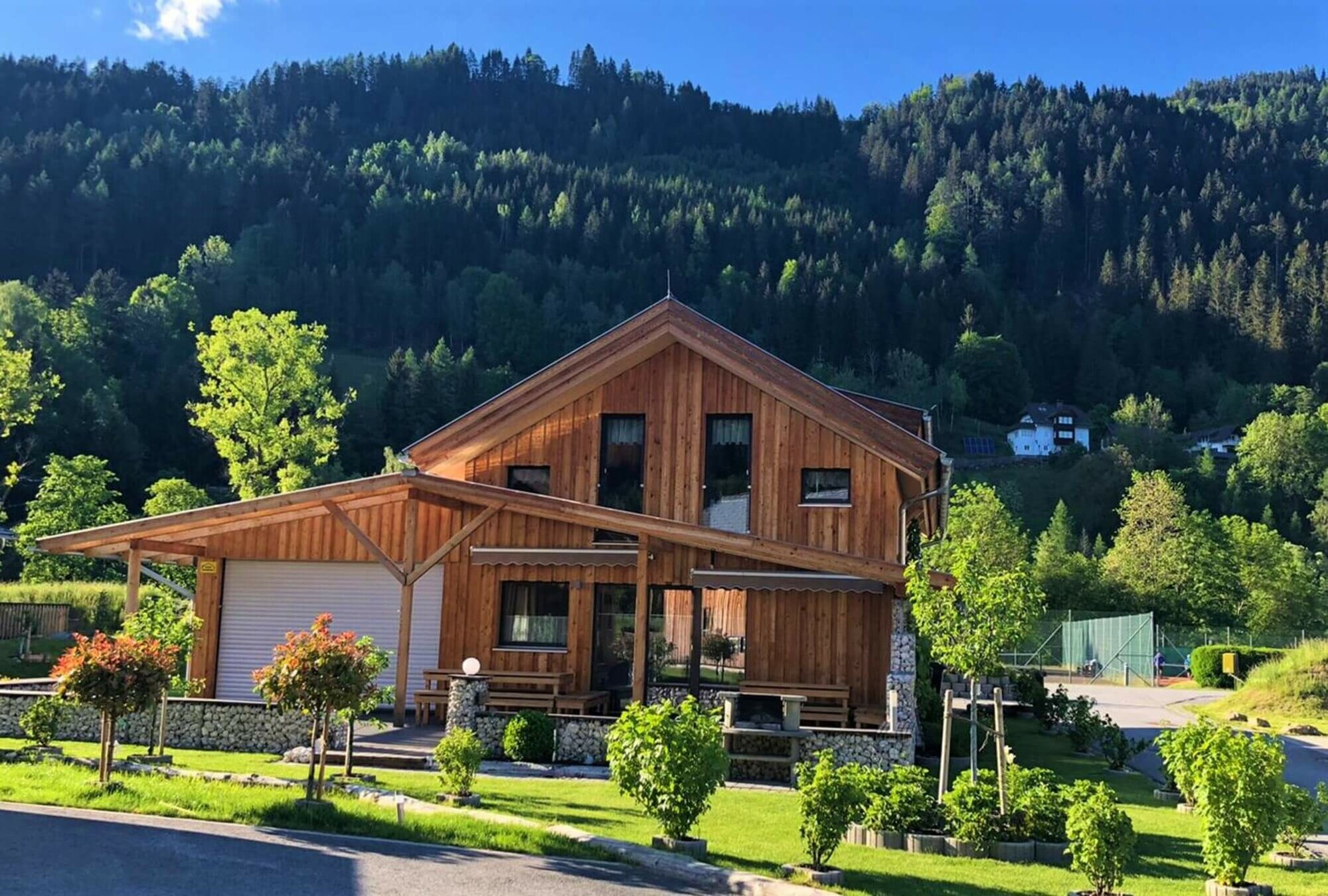 Frontansicht Chalet im Grünen