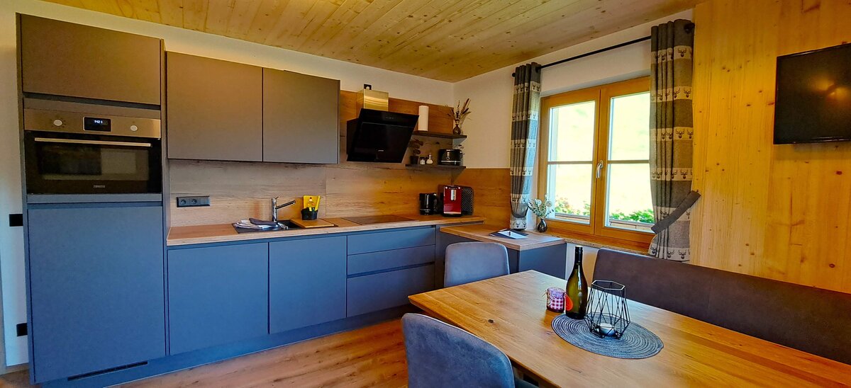 Große moderne Küche im Apartment