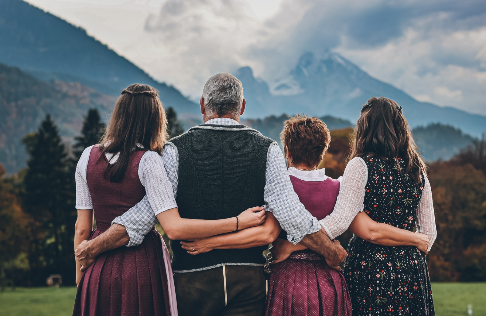 Familie Stanggassinger mit Blick auf Berge