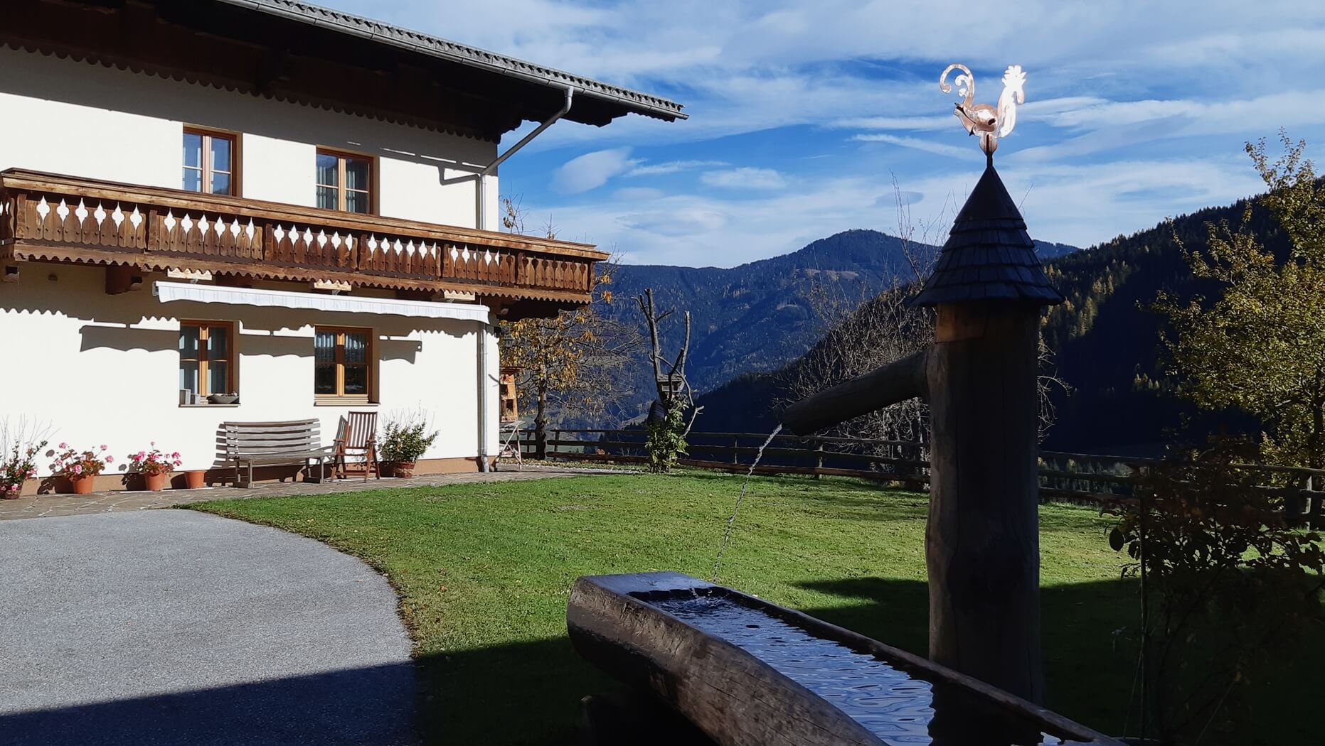 Brunnen direkt vor der Ferienwohnung