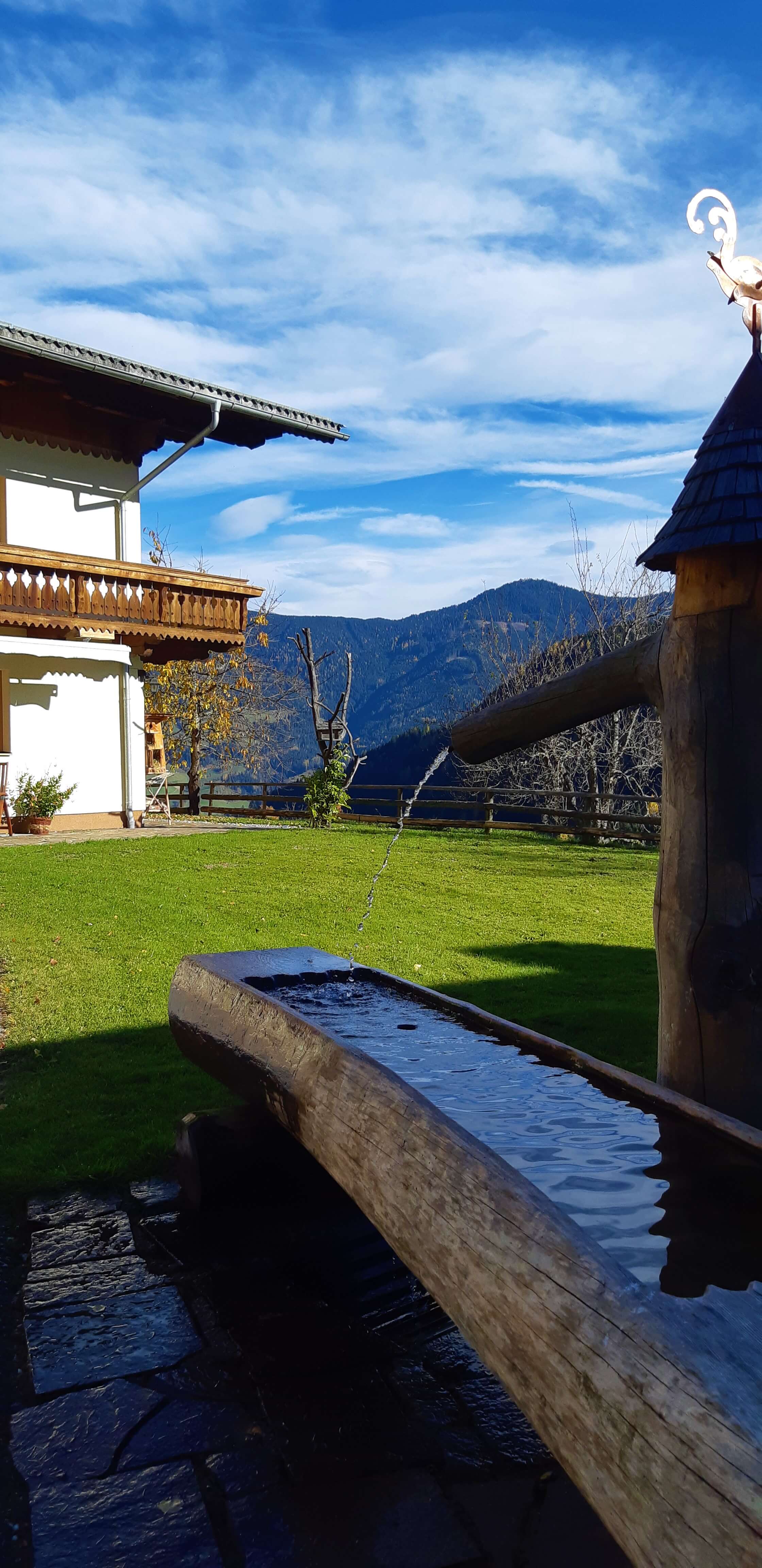 Rustikaler Brunnen vor Ferienwohnung