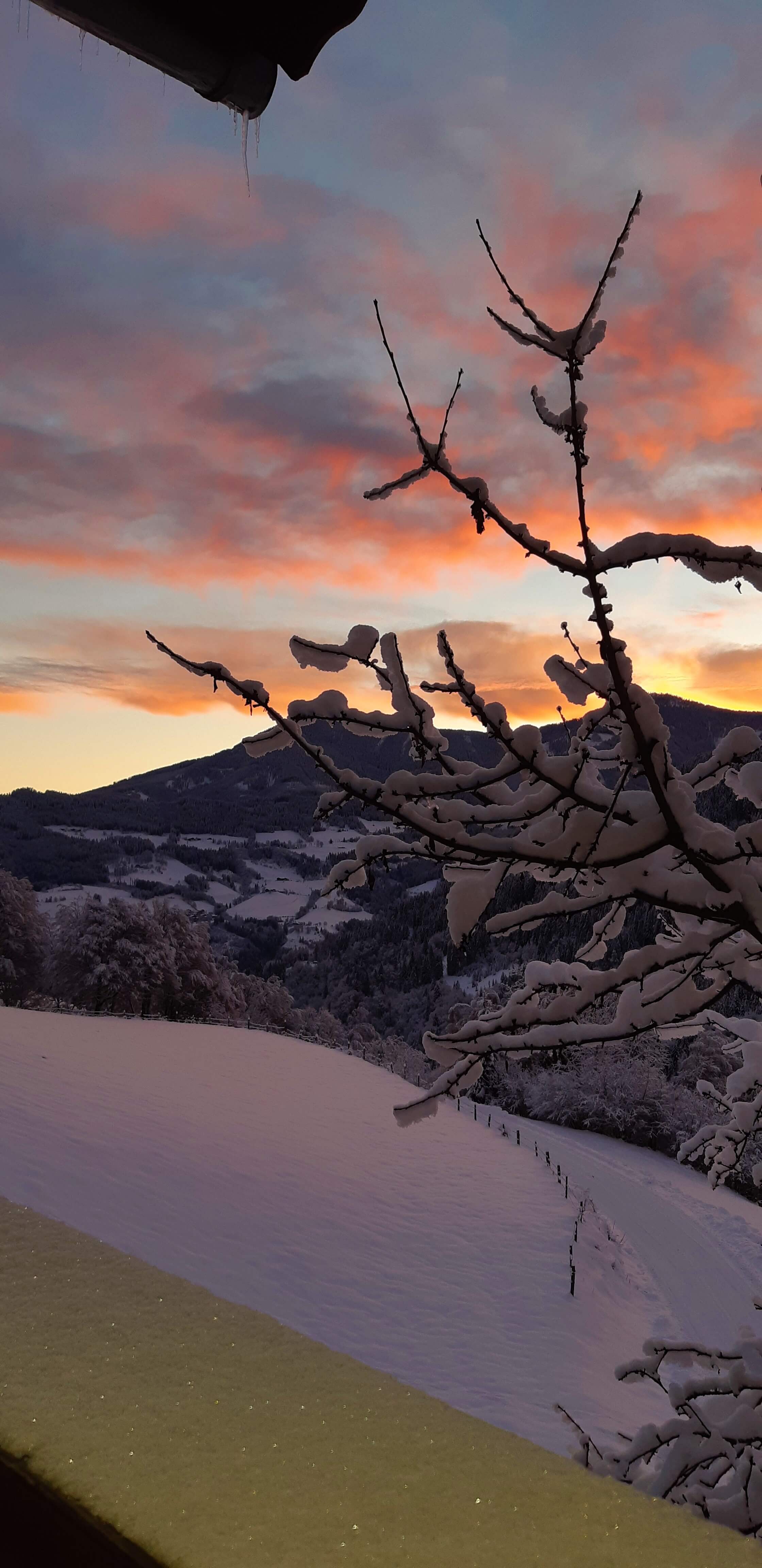 Blick vom Balkon auf die verschneite Landschaft