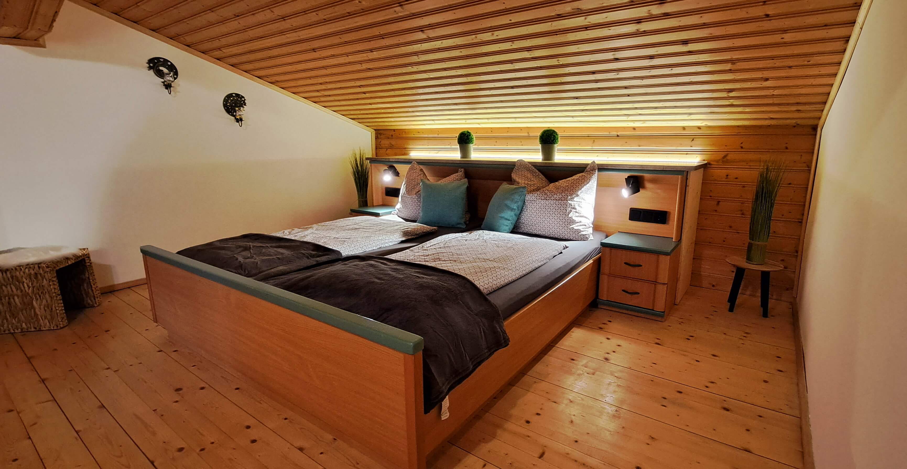 Schlafzimmer mit großem Doppelbett