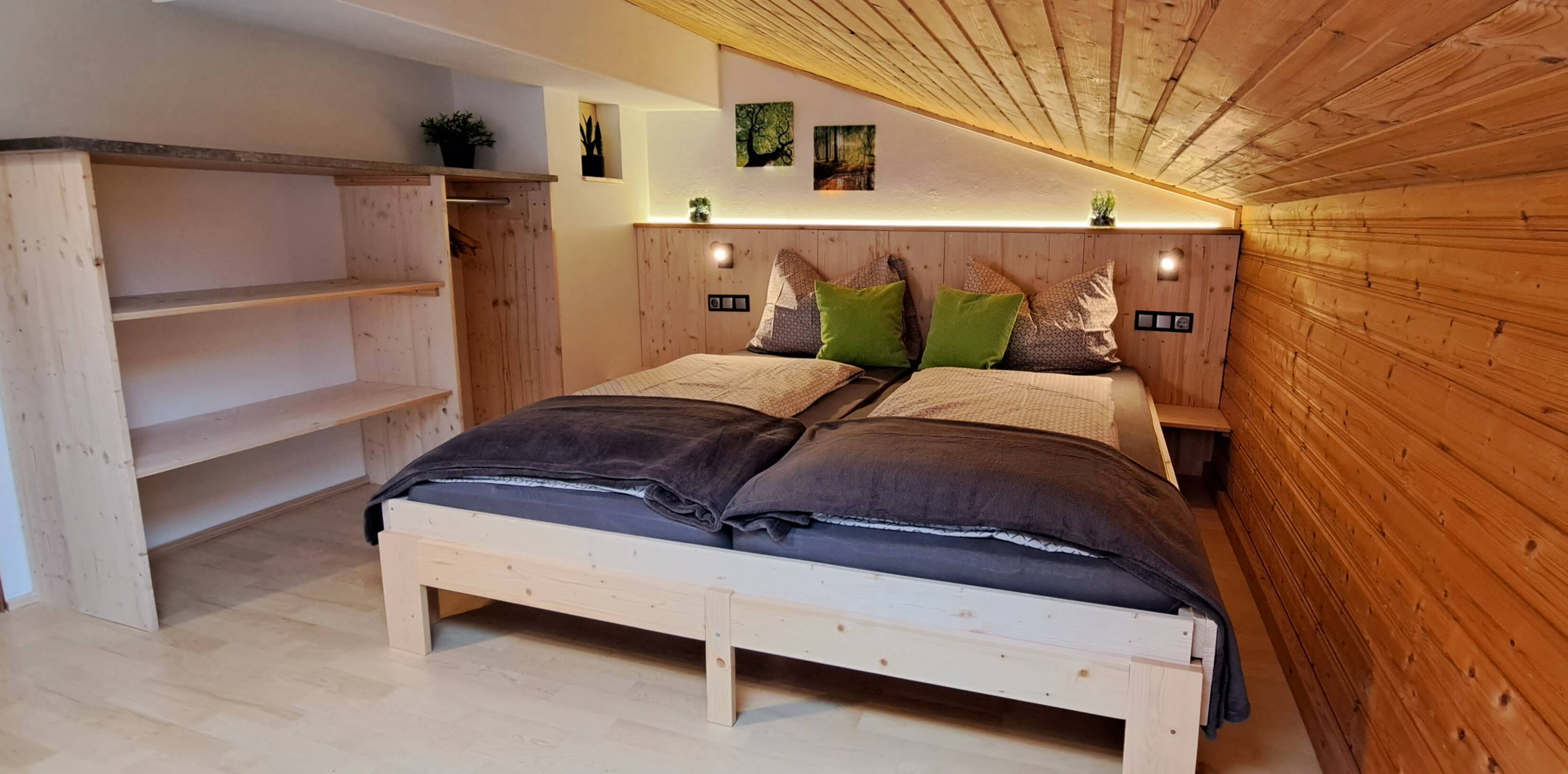 Schlafzimmer mit Holzeinrichtung