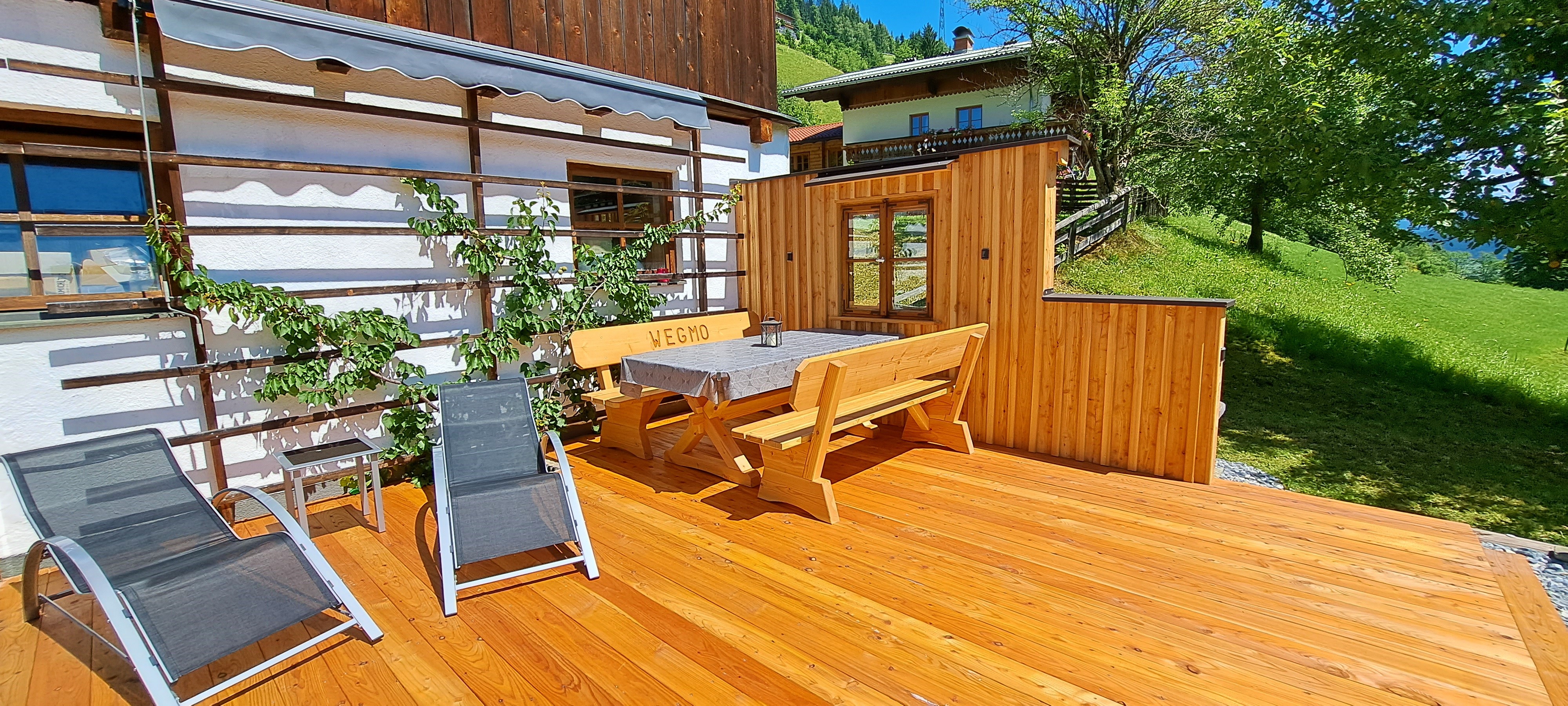Terrasse mit Holzboden und Liegestühlen