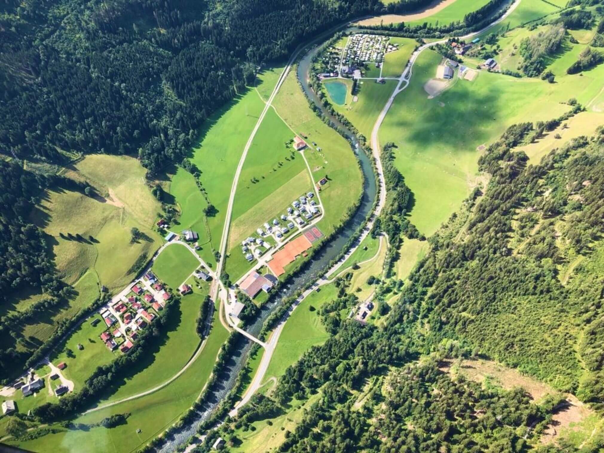 Luftaufnahme von Chalet und Umgebung