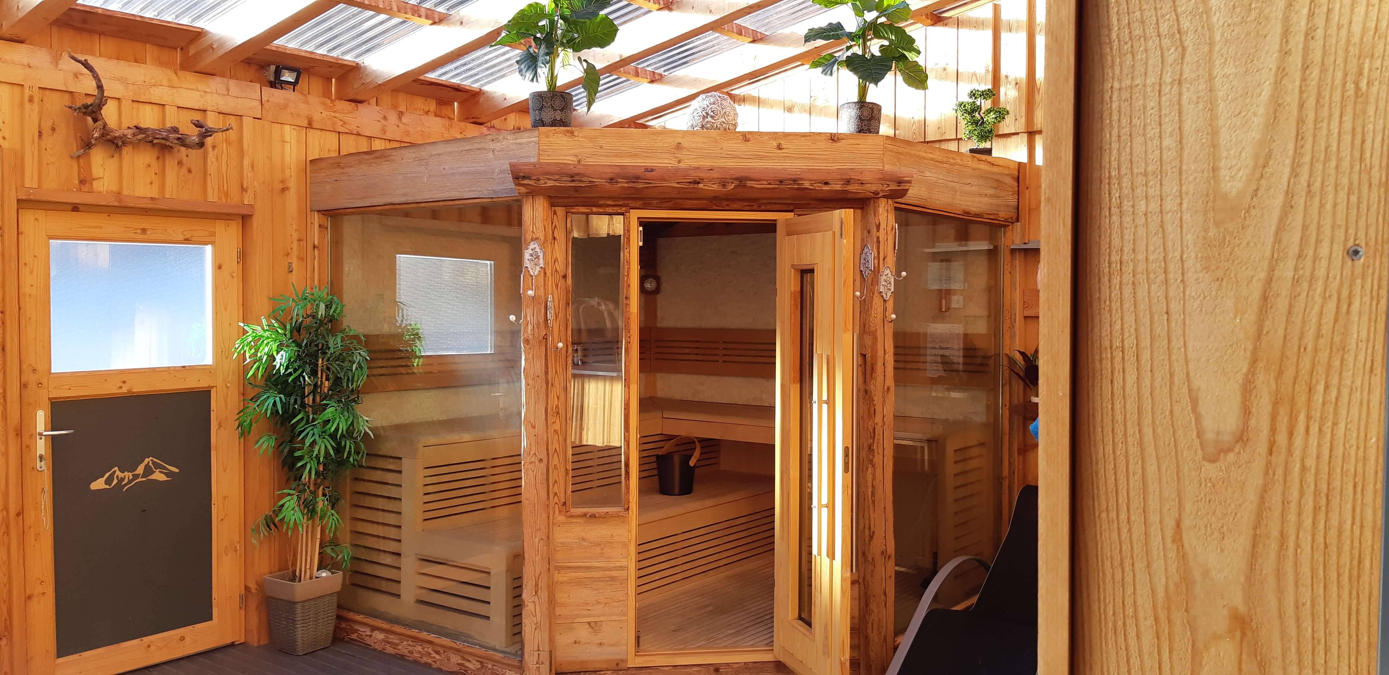 Rustikal gebaute Sauna